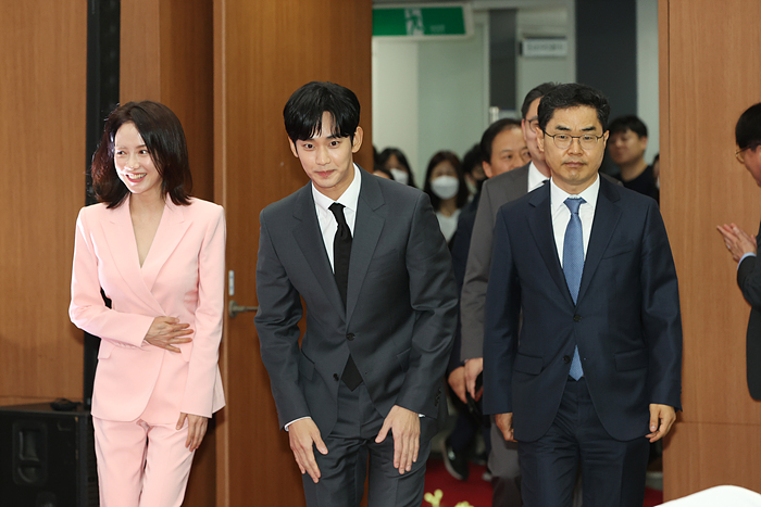 김수현 · 송지효, 국세청 홍보대사 위촉식 이미지4